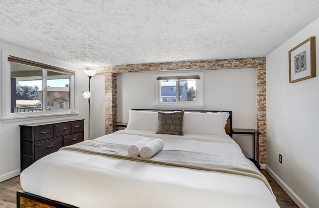 Comfy 2 BR Den | Pet Friendly