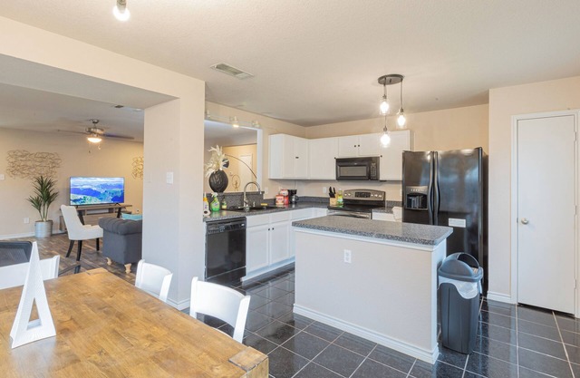 Comfy 4br2ba in Ideal Location. Perfect for Extended Stay