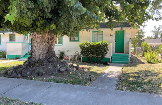 Comfy Abode, pet friendly 3 bedroom apartment in Mountain Home with WiFi and AC.