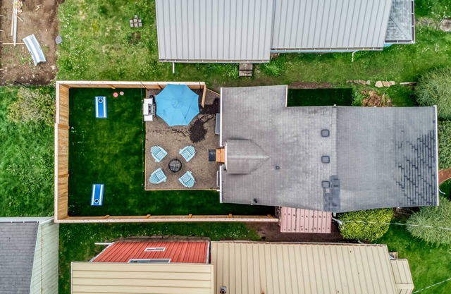 Comfy and Adorable, Dog Friendly Cottage is Near Town and Rockaway Beach!