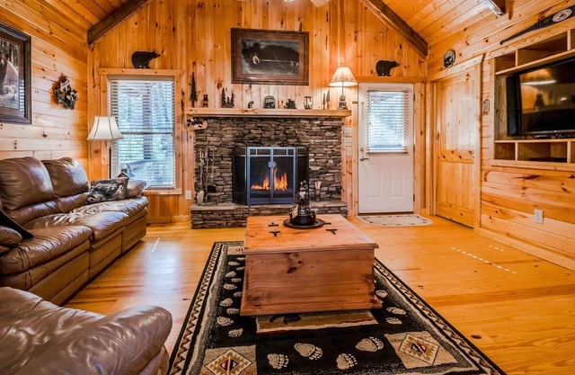 Comfy Cabin w/6 BRs! HOT TUB, FIREPLACE, GAME ROOM, WIFI! Only 8 mins to Helen!