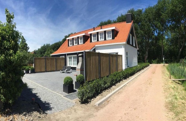 Comfy holiday home in Oostkapelle with garden