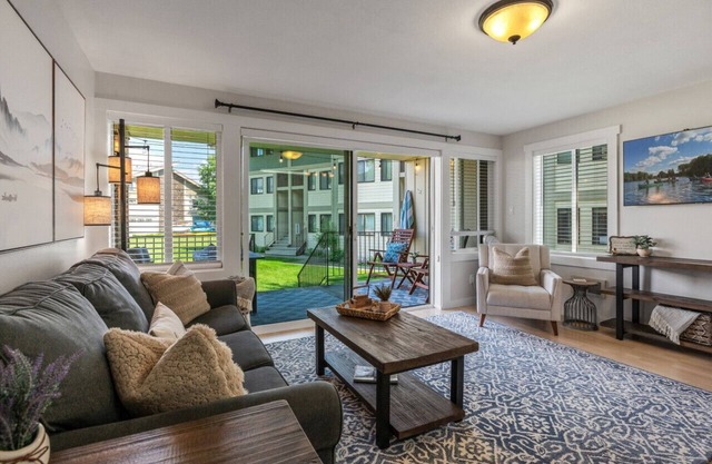 Comfy Lakeside Retreat|Schweitzer Mt|Walk Downtown