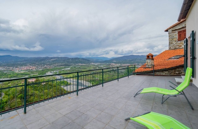 Comfy & Roomy Apt - View on the Ligurian Hills!