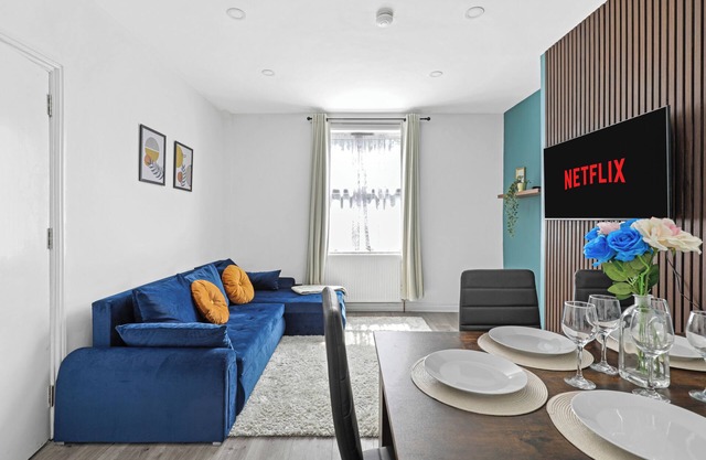 Comfy Stylish Home with Hot Tub near Tottenham Hotspurs Stadium