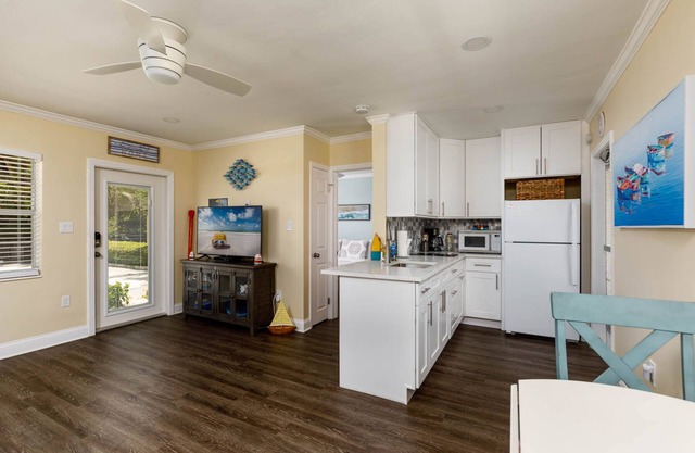 Coming Back 2026. Cozy 1BR Condo with parking, 0min walk to Beach!