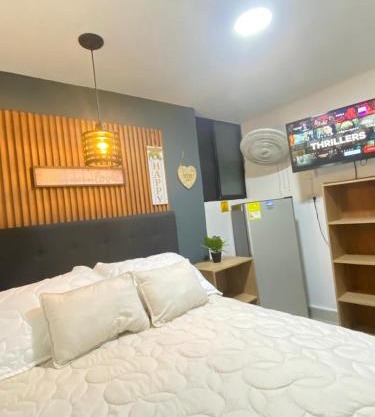 COMODA HABITACIÓN INDEPENDIENTE EN LAURELES ESTADIO CoN BAÑO PRIVADO para 3 personas