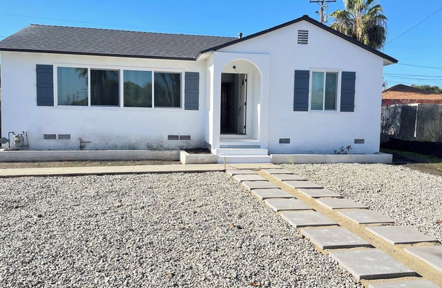 Complete remodeled 2 bedroom + 2 bathroom house with modern decor in LA