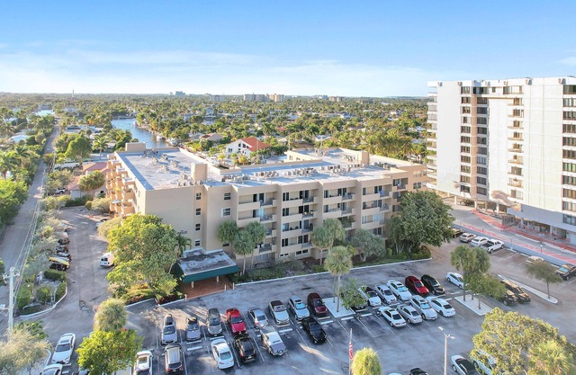 Condo 1 min from the beach with nice balcony with great sunsets