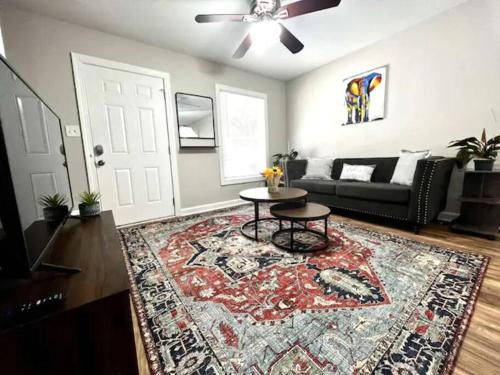 Condo 5 min Uptown I Fast Wi-Fi & Private Patio