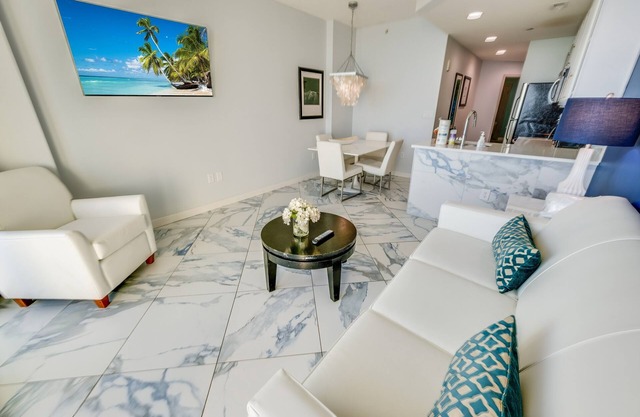 Condo w/oceanfront balcony & pool