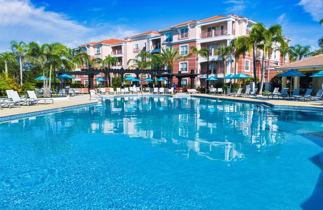 Condo w/Prime View of Lake, Pool & Fireworks!