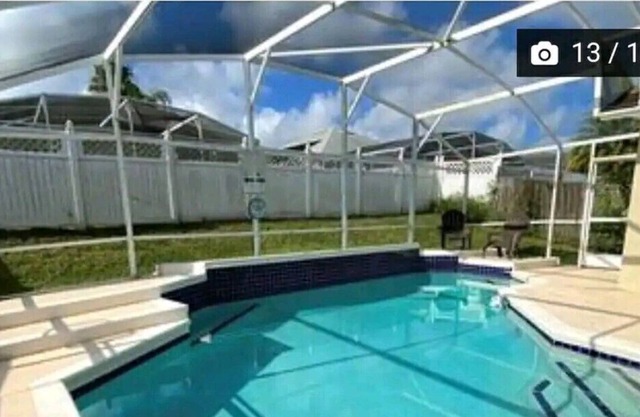 Confortab Entire House to relax in the pool or enjoy near the parks