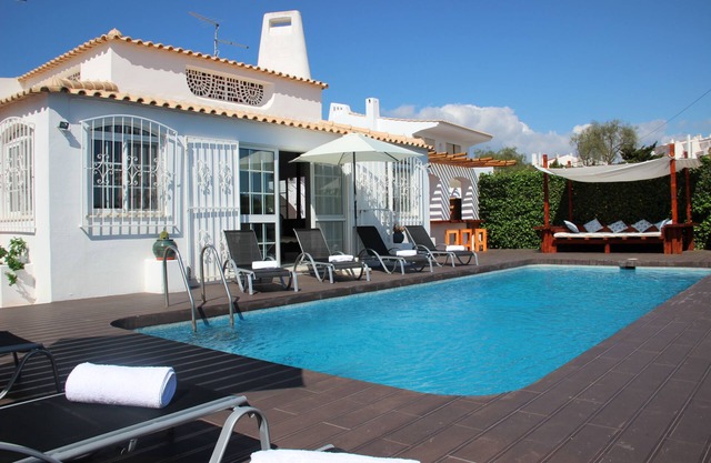 CONFORTABLE COSY 5 BEDROOM VILLA NEAR THE STRIP AND THE BEACH w PRIVATE POOL