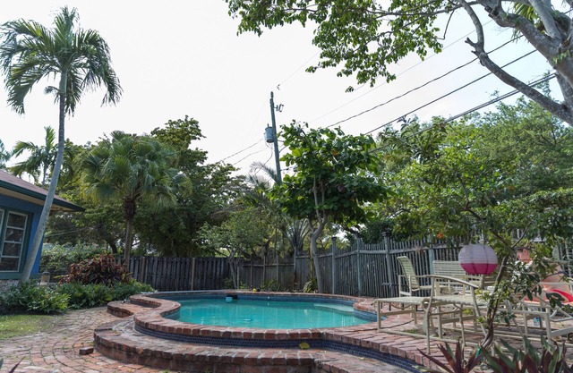 Confortable old Florida coral house 3 bed 2 bath pool and peacocks Las olas 1mil