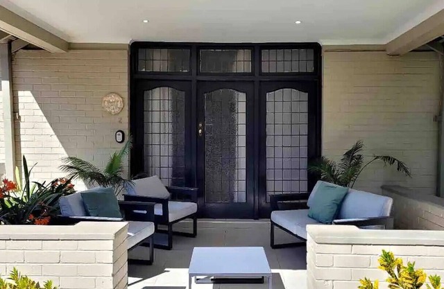 Contemporary 2 bed in Suburbs - 2081