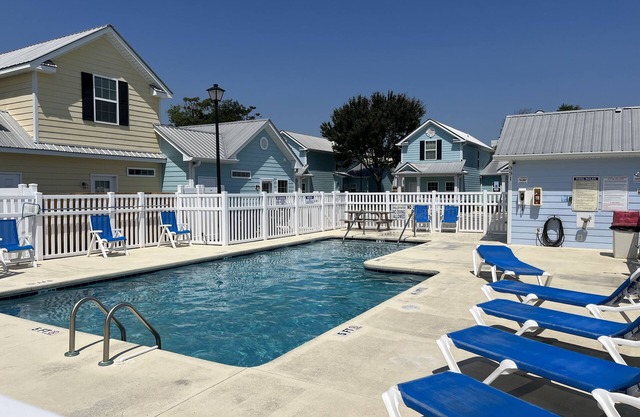 Contemporary, 2-Bedroom Cottage, 2 Blocks to Beach, Pool Front, Free WIFI