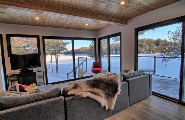 Contemporary 4 Bdrm, 3 Bath Cottage on Rosseau! Sandy Beach + Boatport!