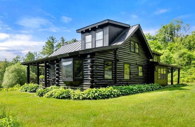 Contemporary 4-BR Cabin 5-min to Okemo