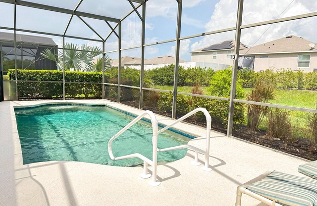 Contemporary 5 bedrooms home with private pool & spa in Calabay