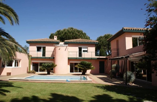 Contemporary air-conditioned villa with private heated pool near the sea