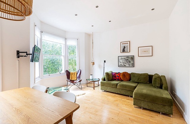 Contemporary Archway Retreat Near Tube