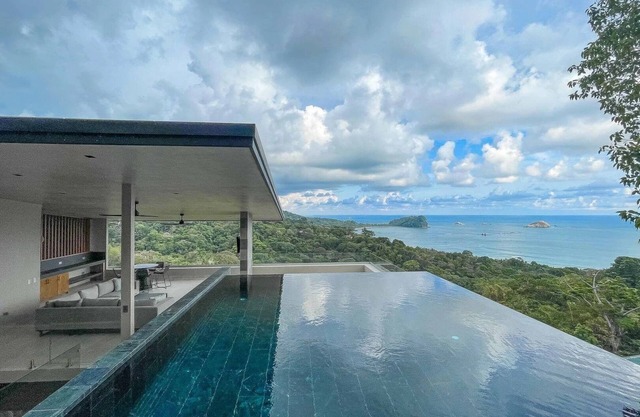 Contemporary Luxury, Saltwater Pool, Fully Air Conditioned, Huge Views