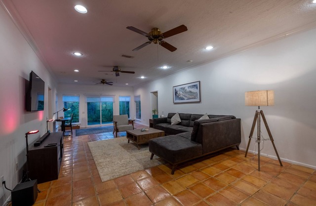 Contemporary family gateaway 3 BR with backyard