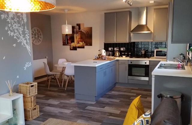 Contemporary Flat minutes from Airport & NEC