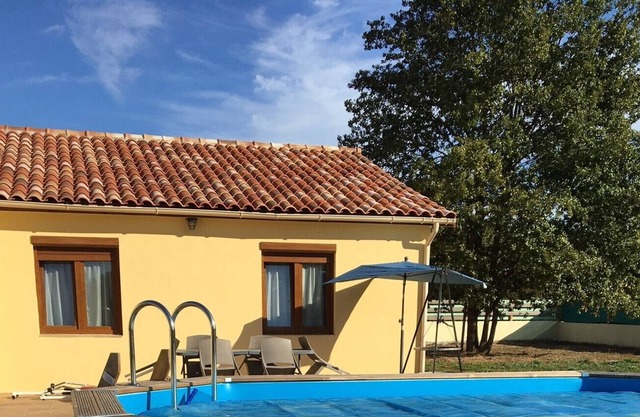 Contemporary house, neuve ,with pool and indoor hot tub ,jardin cloturé