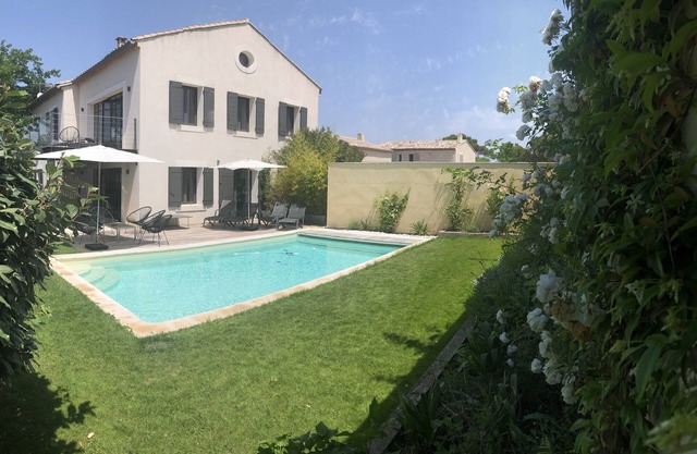 Contemporary house in the village of Eygalières, air-conditioned, private pool