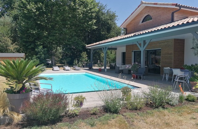 Contemporary house, quiet, with comfortable swimming pool 4 bedrooms