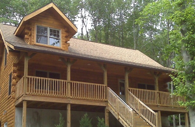 Contemporary Log Cabin : *2 Blocks* from Lake Wallenpaupack, Located in WLE