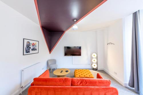Contemporary Silverstone with FREE PARKING by Prescott Apartments