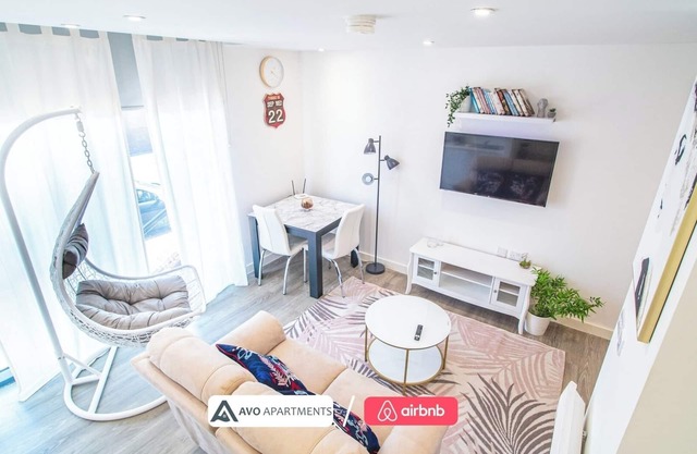 Contemporary Studio Close to City – APT 10