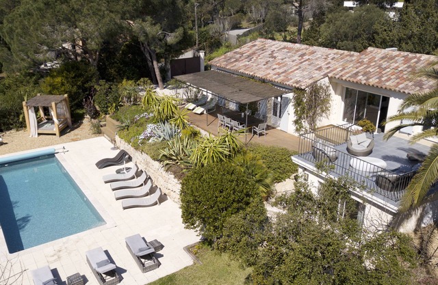 Contemporary villa 500 m beach and club 55