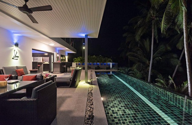 Contemporary villa 5 minutes from the beach with a view of the coconut grove and the sea