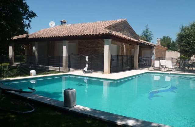 CONTEMPORARY VILLA, SWIMMING POOL, ASSURED CALM2 to10 persons