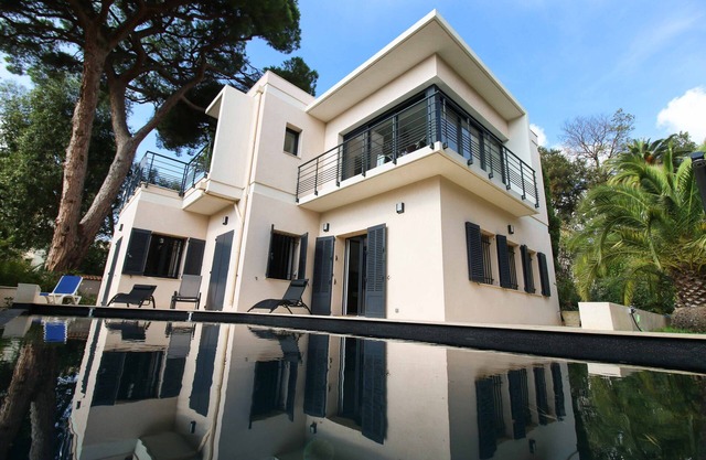 CONTEMPORARY VILLA IN CANNES