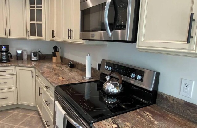 Contemporary, Warm & Cozy mins to Saratoga