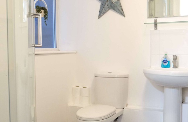 Convenient 2 Bedroom Home with Parking in Bedford