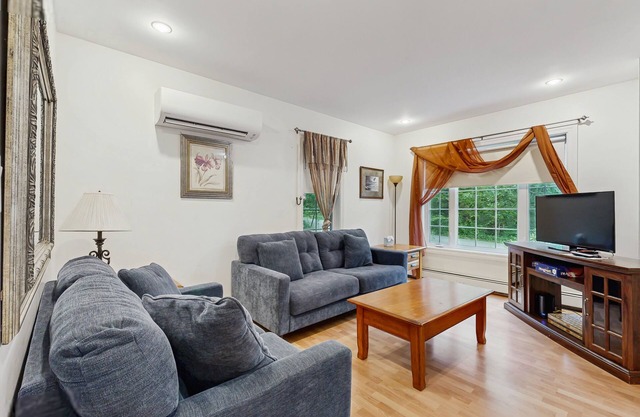 Convenient home with deck, grill, & washer/dryer - walk into town & Acadia