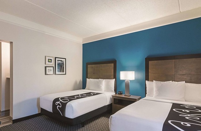 Convenient Stay in Florida! 3 Comfortable Units, Free Breakfast, Onsite Pool