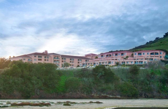 Convenient Stay, Superb Location! 3 Comfortable Units, Free Parking, Onsite Pool