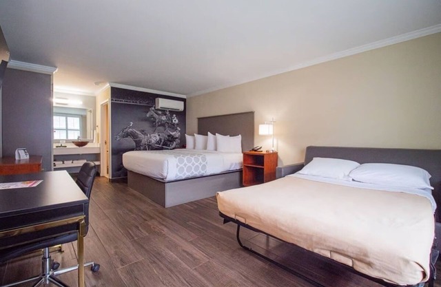 Convenient Stay, Superb Location, Free Breakfast, Pets Allowed, Free Parking