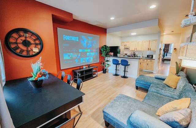 Convention Lux/4 King Beds/Pool Table/120" P