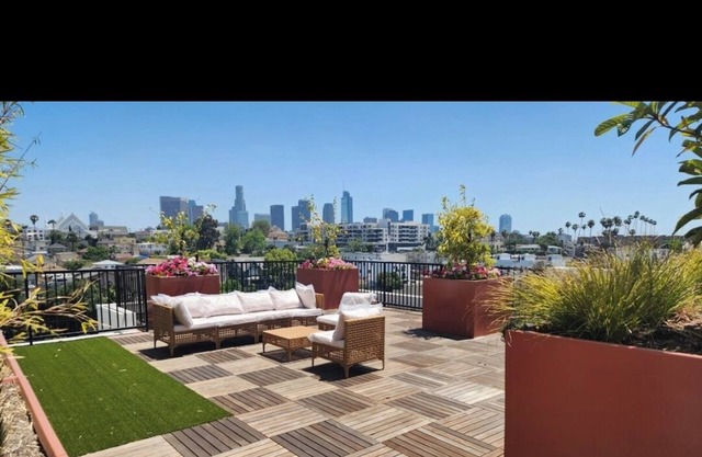 Cool apartment with AC in vibrant Los Angeles