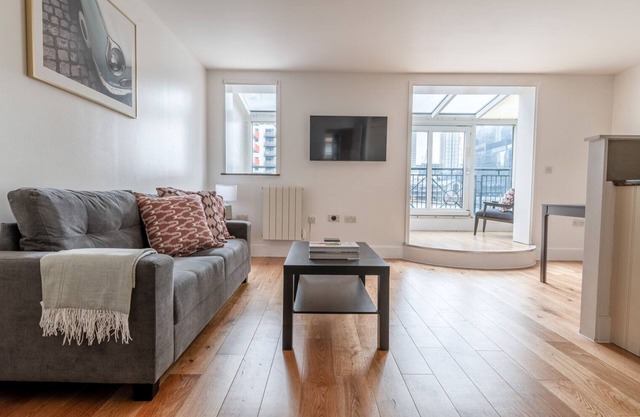 Cool Canary Wharf 1BR w/Parking, nr Restaurants & Station, by Blueground