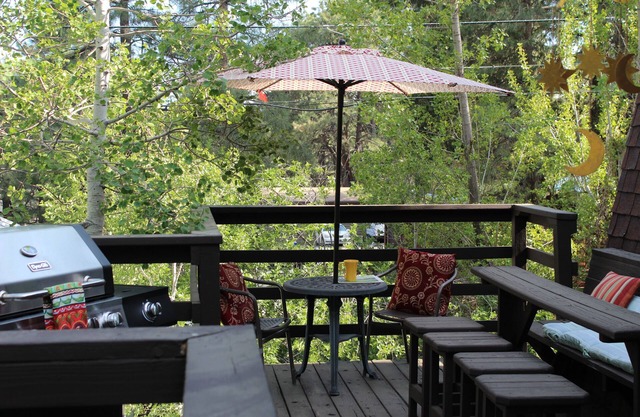 Cool Down in Mountainaire Manor > Hot Tub in the Pines w/Movie Theater