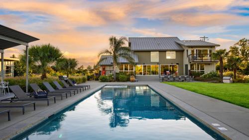 Coplan Vineyards by AvantStay 10-Acre Estate w Pool Spa Bocce Designer Interiors